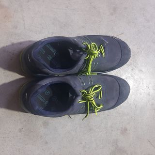 Zapatos de seguridad azules y verdes