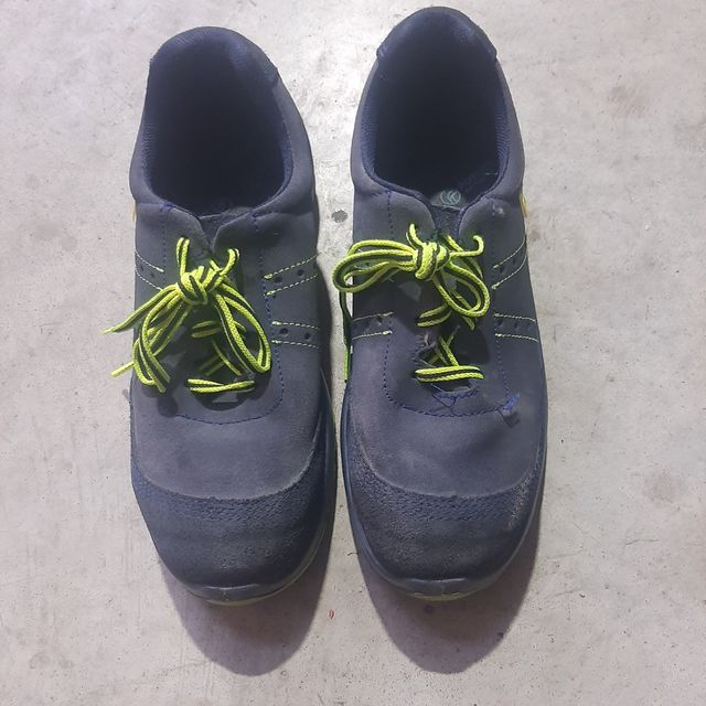 Zapatos de seguridad azules y verdes