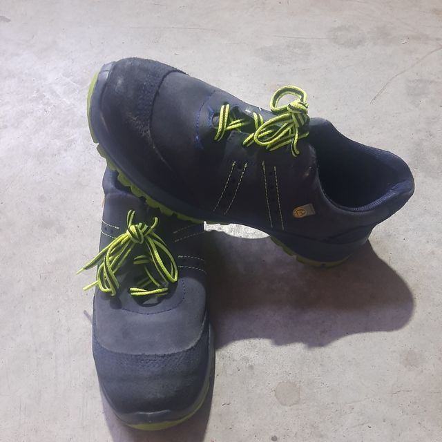 Zapatos de seguridad azules y verdes