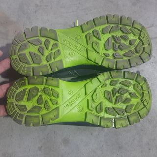 Zapatos de seguridad azules y verdes