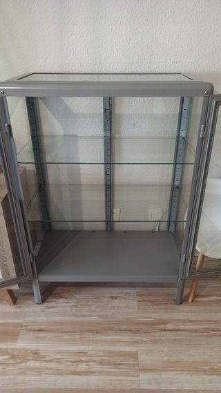 Vitrina gris con puertas de cristal