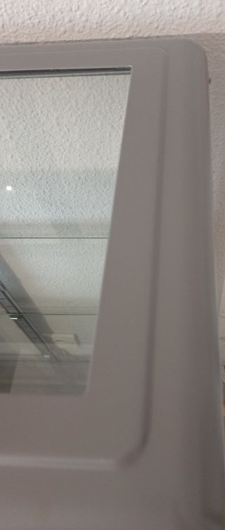 Vitrina gris con puertas de cristal