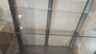 Vitrina gris con puertas de cristal