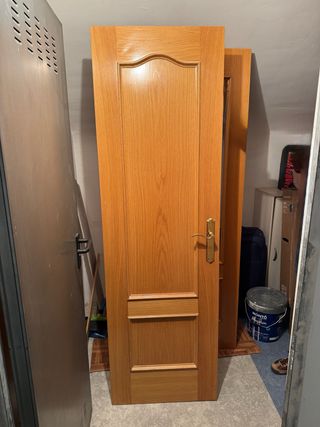 7 Puertas Madera Macizas (2 Cristal, 5 Opacas).