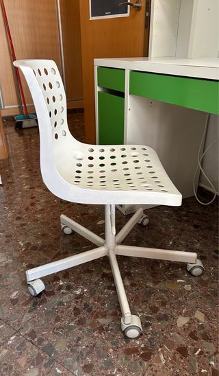 Escritorio MICKE con Módulo Alto y Silla