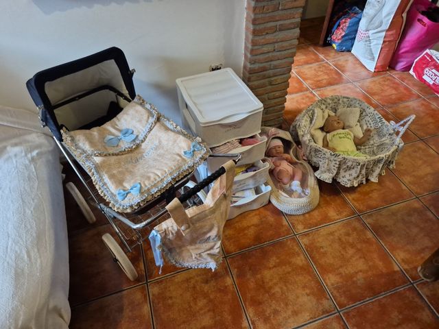 Cochecito de muñecas clásico con 2 muñecos