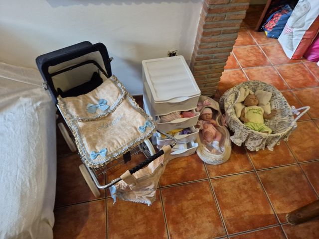 Cochecito de muñecas clásico con 2 muñecos