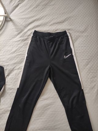 Chándal Nike Negro Raya Blanca.
De 158 a 170 cm. 