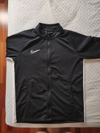 Chándal Nike Negro Raya Blanca.
De 158 a 170 cm. 