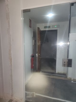 Puerta de cristal para local comercial
