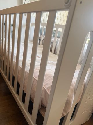 Cuna Micuna blanca con osito y globo