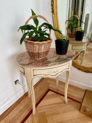 Mesa auxiliar antigua de mármol y madera