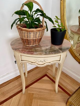 Mesa auxiliar antigua de mármol y madera
