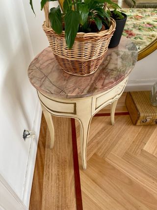 Mesa auxiliar antigua de mármol y madera
