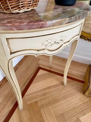 Mesa auxiliar antigua de mármol y madera