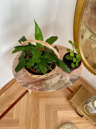 Mesa auxiliar antigua de mármol y madera