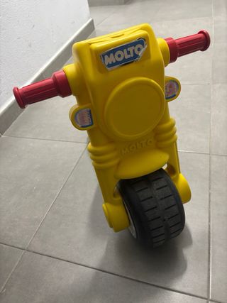 Moto correpasillos Molto azul y amarilla