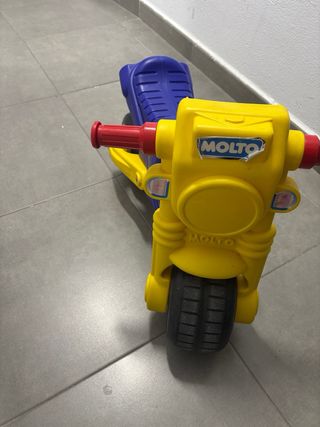 Moto correpasillos Molto azul y amarilla