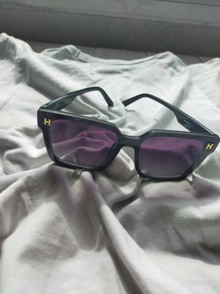 Gafas de sol negras y moradas