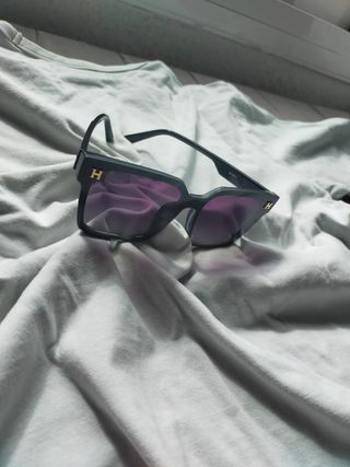 Gafas de sol negras y moradas