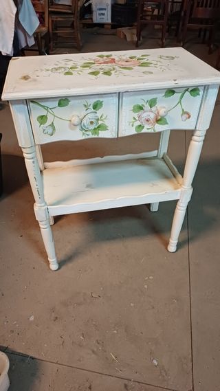 Mesa auxiliar decorada con flores