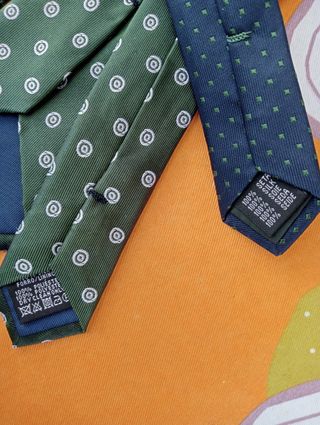 Corbatas azul y verde con puntos
