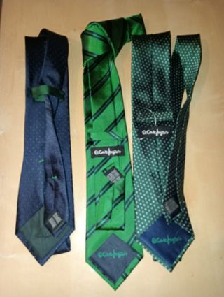 Corbatas azul y verde con puntos