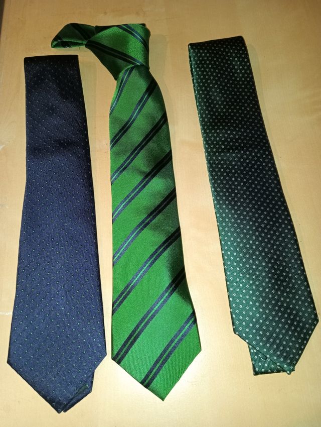 Corbatas azul y verde con puntos