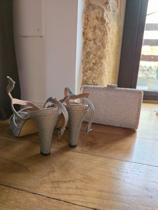 Zapatos de tacón plateados y bolso