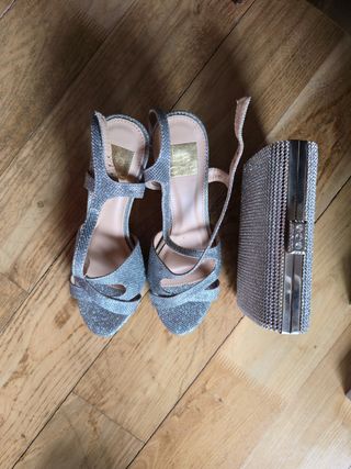 Zapatos de tacón plateados y bolso