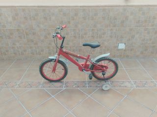 Bicicleta infantil roja con ruedines