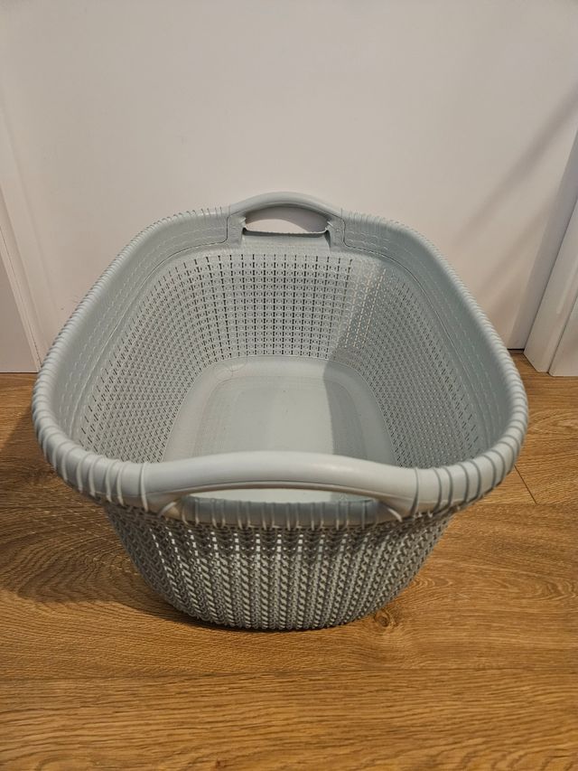 Cesto de ropa gris de plástico