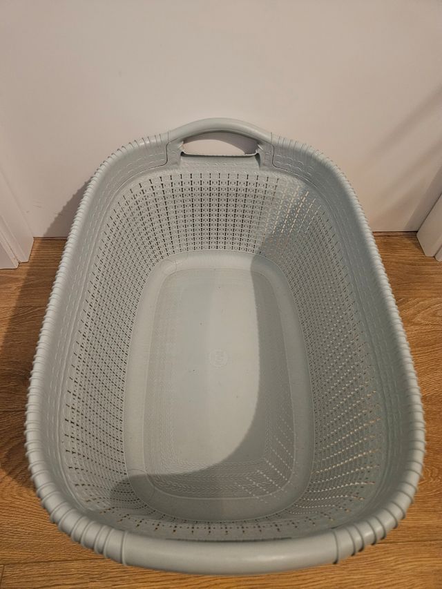 Cesto de ropa gris de plástico
