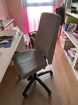 Silla giratoria de oficina gris
