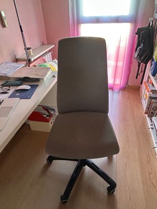 Silla giratoria de oficina gris