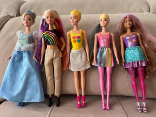 Lote de 5 Barbies con ropa variada