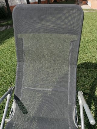 Tumbonas grises de tela y metal.