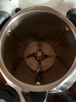 Thermomix con accesorios y libro