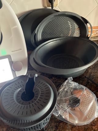 Thermomix con accesorios y libro