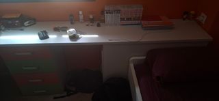 Escritorio blanco con cajonera naranja