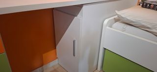 Escritorio blanco con cajonera naranja