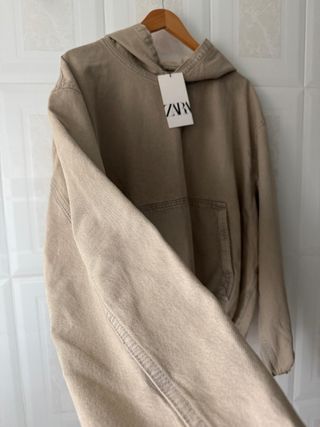 Sudadera con capucha Zara efecto lavado beige