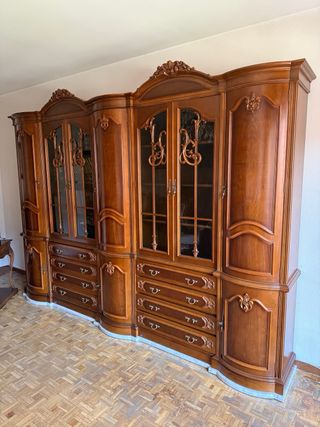 Mueble de salón de madera con vitrina