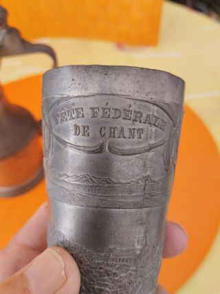 Jarra y vaso de metal.