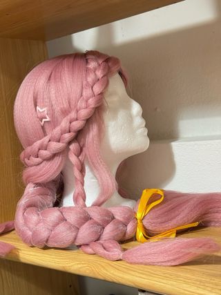 Peluca Luli Pampín Rosa trenzada y estilizada. 