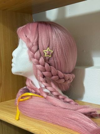 Peluca Luli Pampín Rosa trenzada y estilizada. 