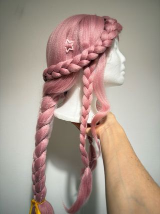 Peluca Luli Pampín Rosa trenzada y estilizada. 