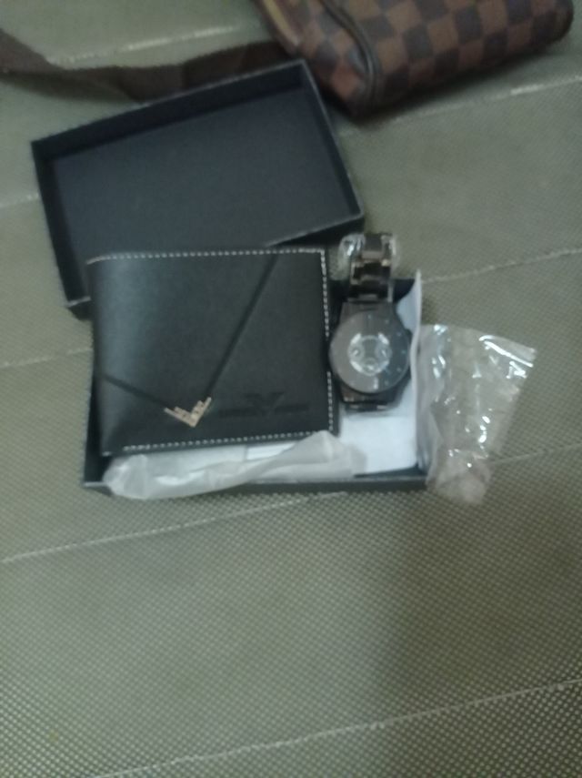 Conjunto Cartera Cuero y Reloj Negro/Dorado