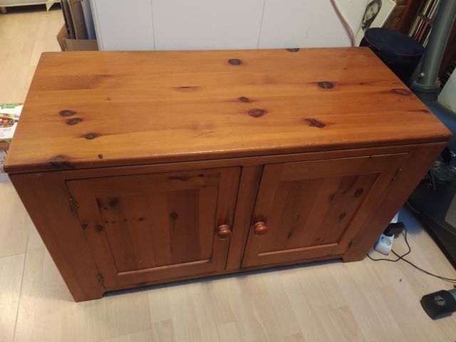 Mueble de pino con puertas