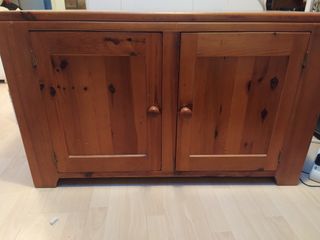 Mueble de pino con puertas